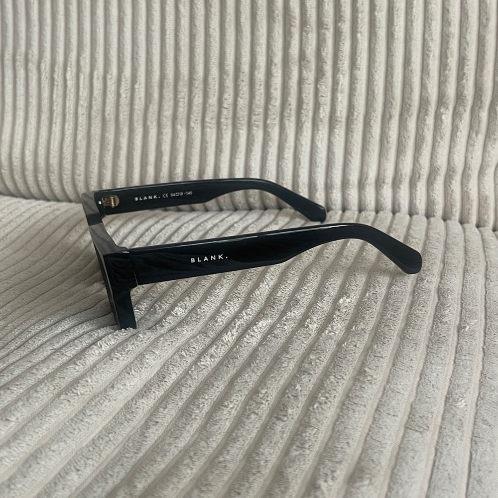 Stylish Black Rectangular Sunglasses - image 3